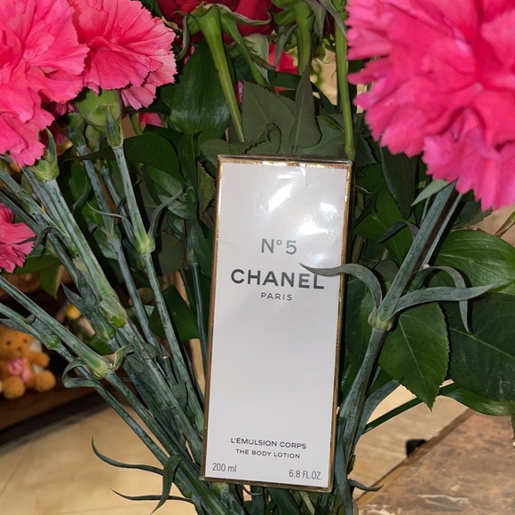 CHANEL Other - N* 5 CHANEL PAIRIS THE BODY LOTION